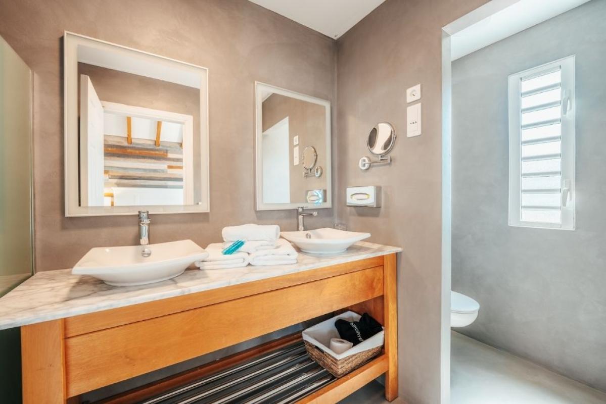 Hotel pied dans l'eau martinique BAMBOU  -salle de douche infini